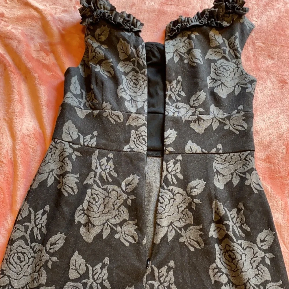 Maggy London Dress Gray Sleeveless Ruffle Rose size 6